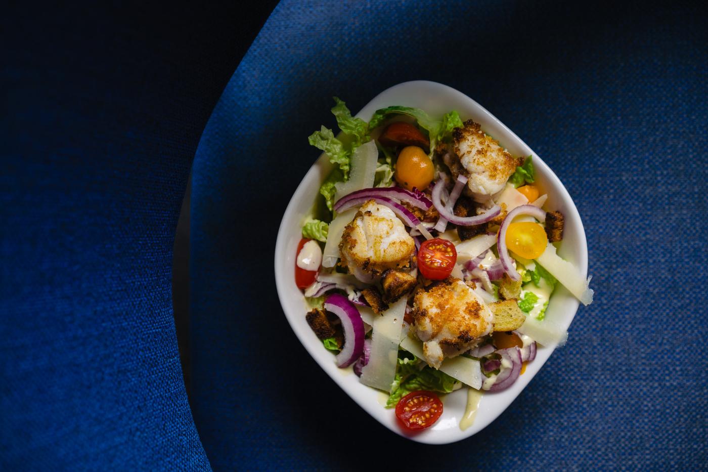 Caesar salad met crispy lottewangen