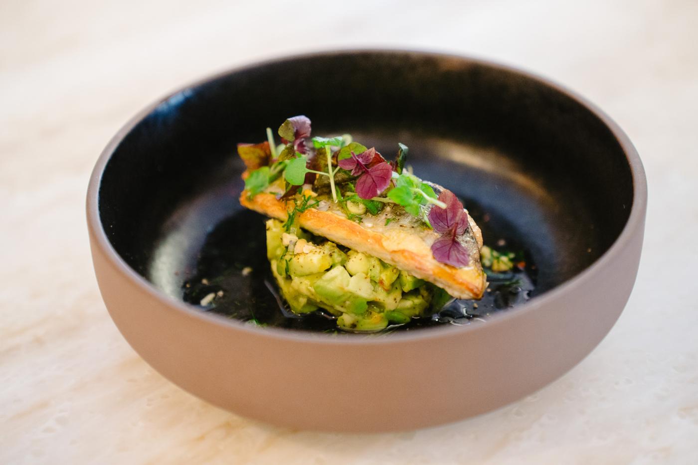 Makreel/ gebakken/ avocado/ crunchy kruidensalsa