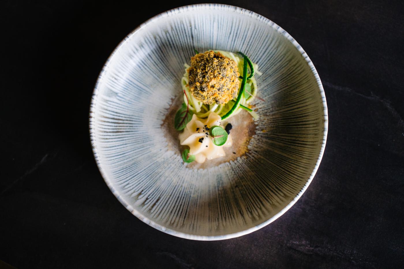 Arancini van mossel en kokkels, aioli dip van basilicum en gremolata