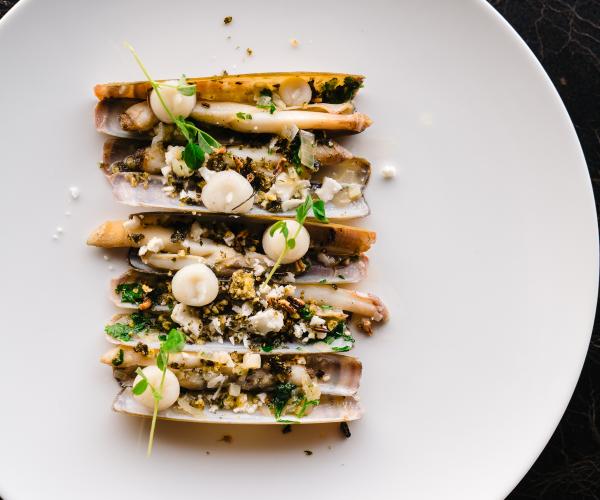 Scheermessen met bloemkoolcrème, couscous en zeewier