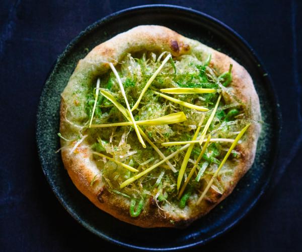 Pizza bianca met kabeljauw, prei, aioli en algenpoeder