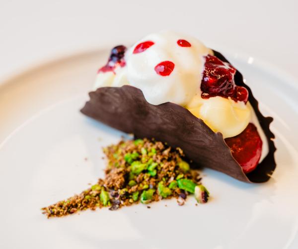 Taco met parfait van vanille en framboos