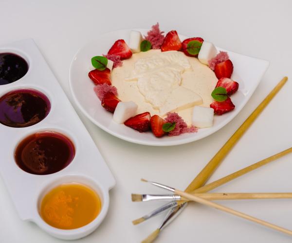 Een crumble met Darselect-aardbeien, crème anglaise en een schilderachtige coulis