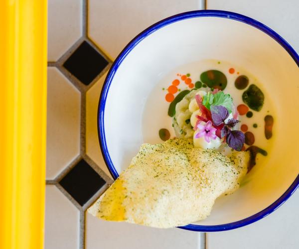 Aguachile van langoustine met leche de tigre, rode ui en jalapenocrème