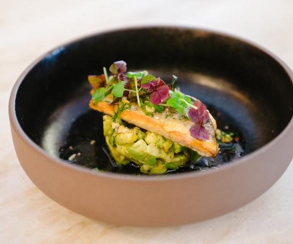 Makreel/ gebakken/ avocado/ crunchy kruidensalsa