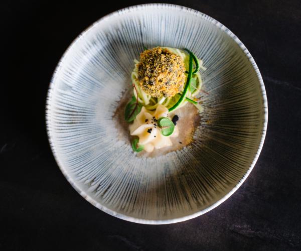 Arancini van mossel en kokkels, aioli dip van basilicum en gremolata